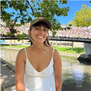 Profesora de euskera imparte clases a niños y niñas de todas las edades